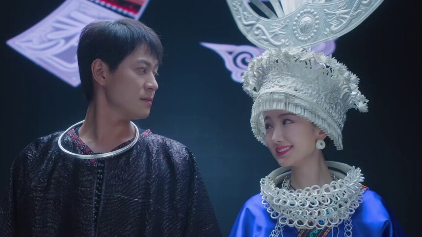 《乌蒙深处》第28集看点：衮月亮麻青蒿一起登上巴黎的舞台