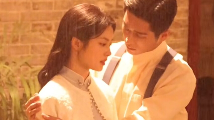 丞磊徐若晗《玉簟秋》新路透 雨中相拥暧昧氛围拉满