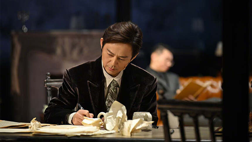 何炅分享与黄磊合作话剧花絮照 黑丝绒西装演绎悬疑质感