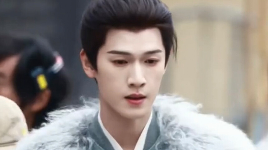 李昀锐《尚公主》片场路透 银灰斗篷造型贵气清朗