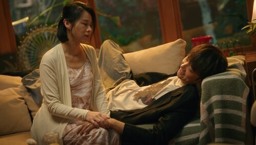 《时差一万公里》第22集看点：付玉东假太太合拍，成曼发现杰西是潜在威胁