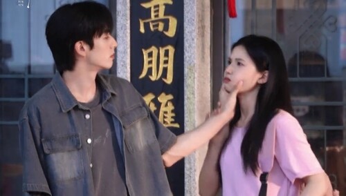 《野狗骨头》花絮：宋威龙张婧仪片场可爱捏脸教学