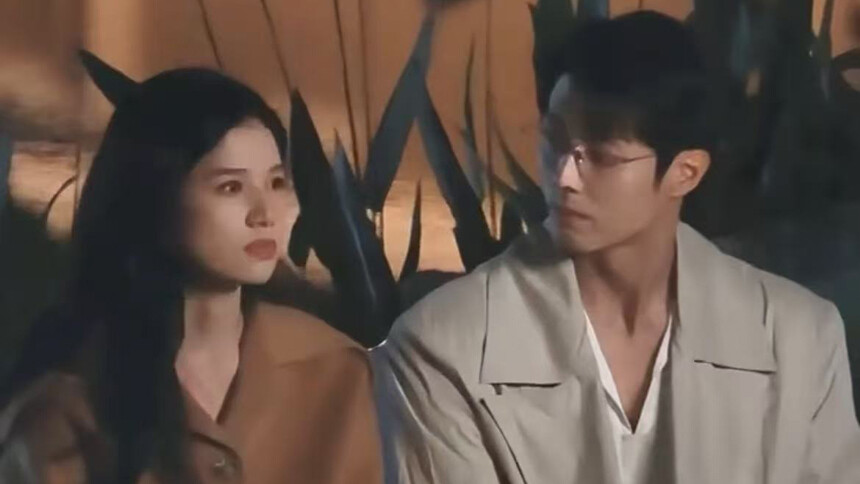 张婧仪陈靖可同框路透 风衣牵手演绎都市暧昧拉扯