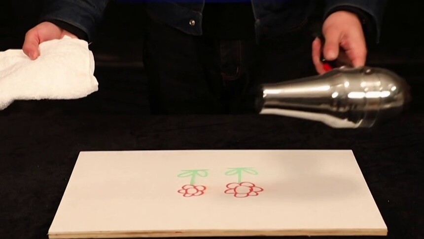 如何用吹风机去除彩笔渍？