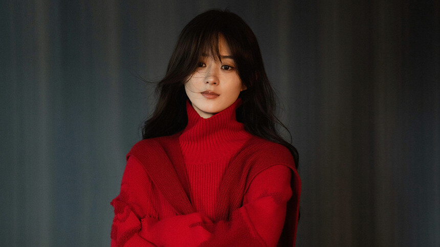 赵丽颖工作室分享暖意随拍 冬日红装满满氛围感