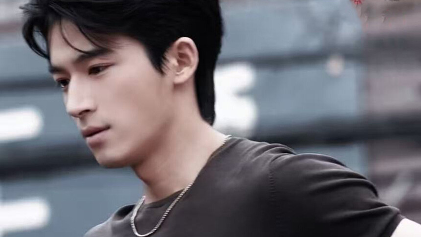 王星越《暴虎》片场路透 修身T恤尽显肌肉线条