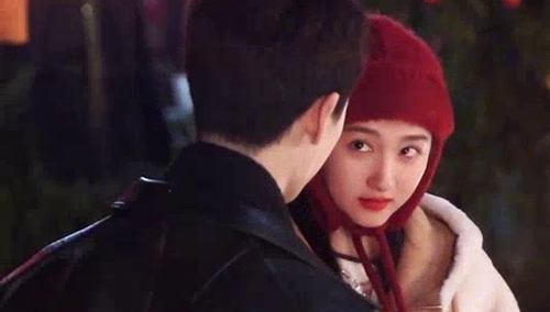 《耀眼》花絮：关晓彤李昀锐甜蜜共赏烟花