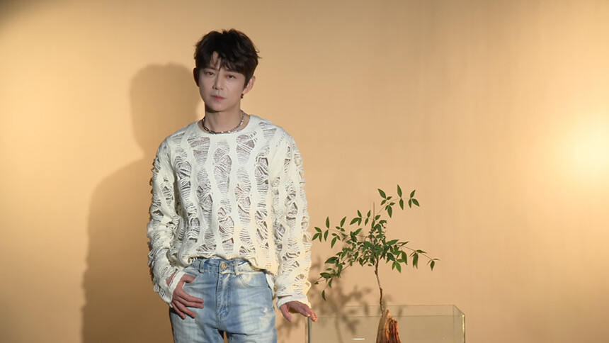 《声生不息·华流季》独家侧拍：何炅自信帅气气质佳