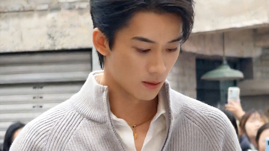 王星越《暴虎冯河》路透 剧本不离手尽显认真