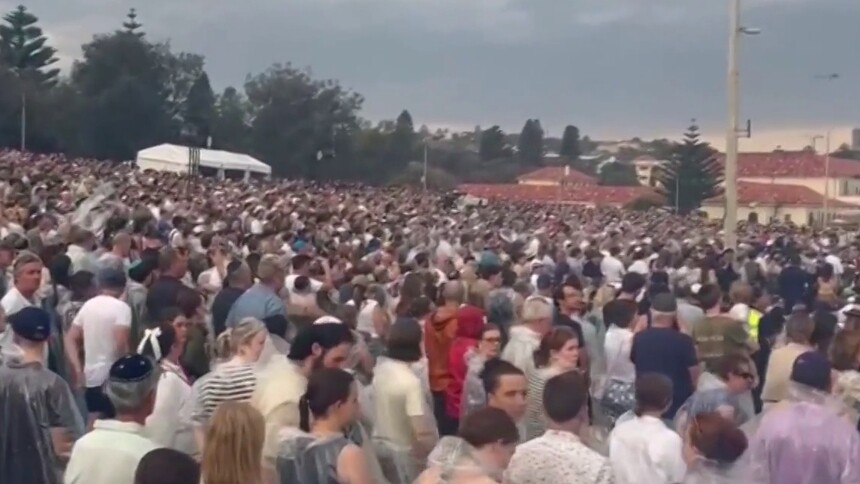 澳大利亚 邦迪海滩举行活动悼念枪击事件遇难者