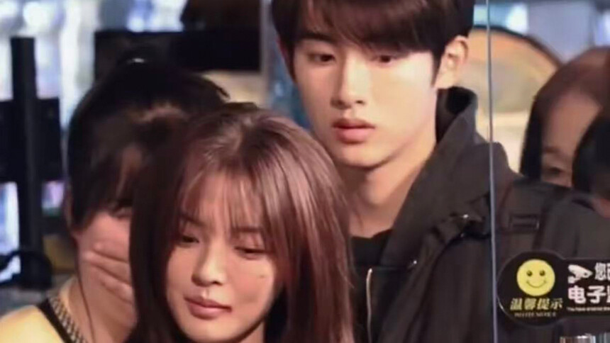 杨超越董思成片场路透 电影质感氛围鲜明