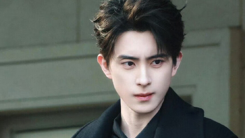 敖瑞鹏《不二之臣》片场路透 大衣造型冷冽贵气