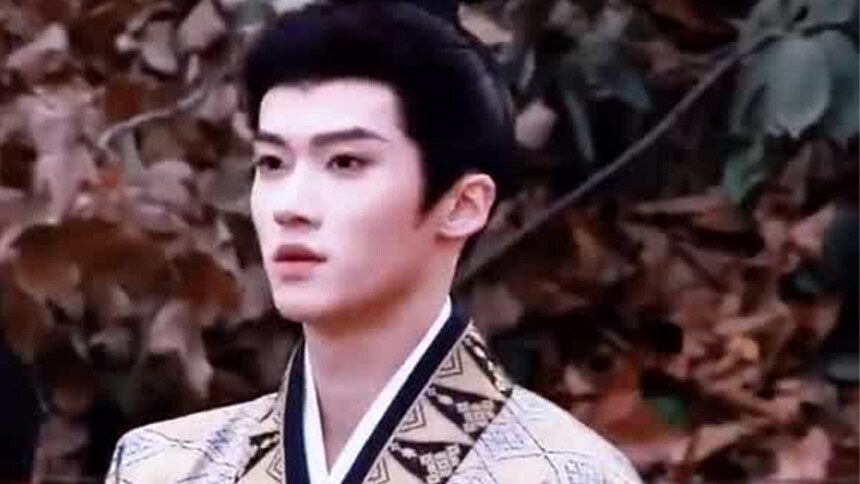 闫桉新剧片场新造型路透 眉眼凌厉角色适配度高