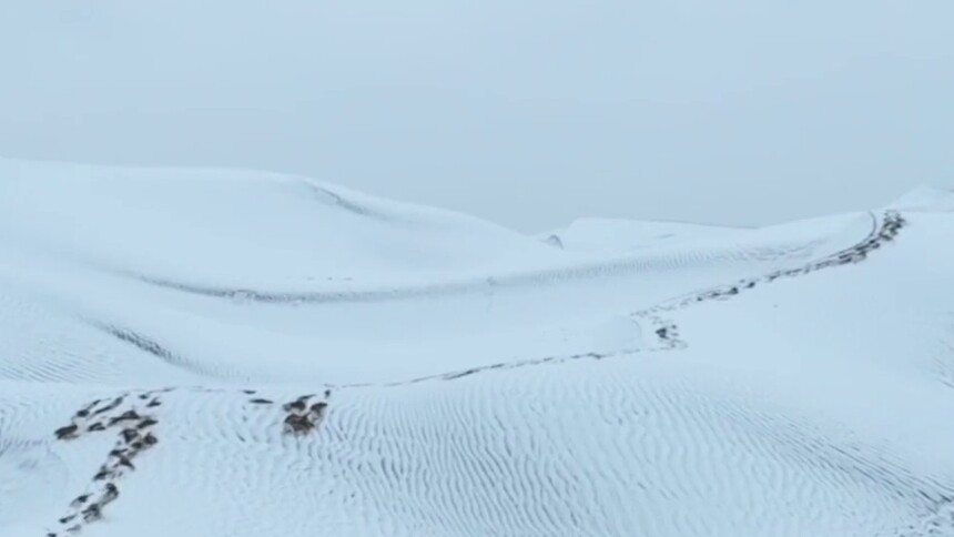 新疆昆玉：沙漠迎初雪