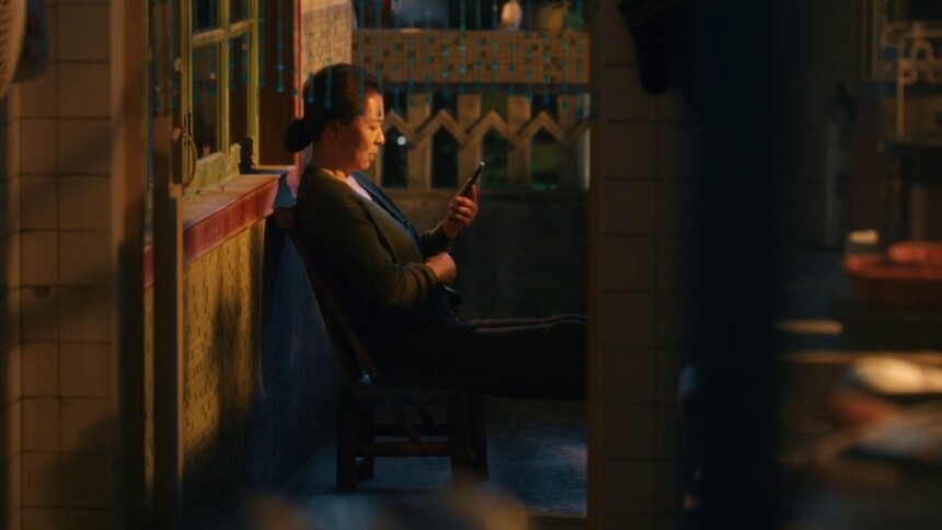 周爱英刷到探花的短视频开始改变自己