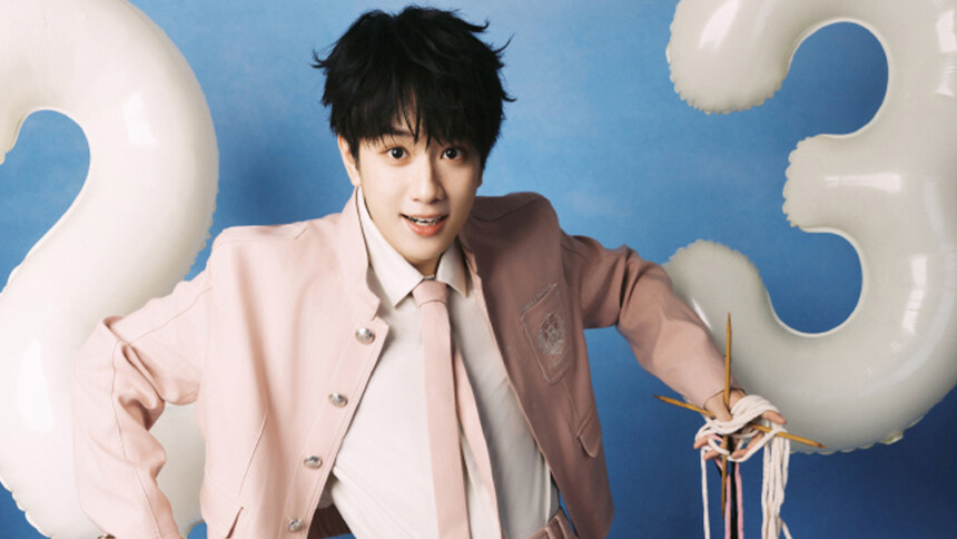 敖子逸分享23岁生日写真 帅气阳光未来可期