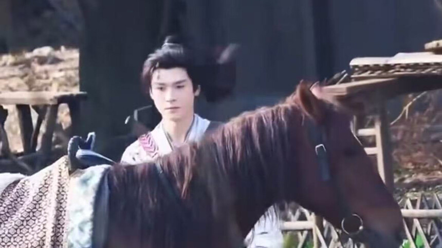 龚俊新剧片场骑马路透 被马吓到尽显反差萌