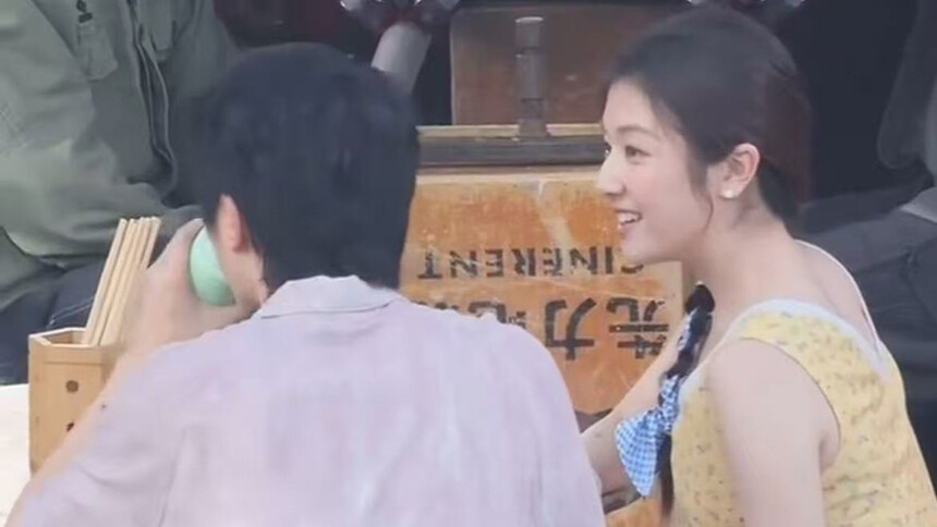 刘昊然李兰迪《海岛舒服日志》路透 互动养眼演绎复古市井感