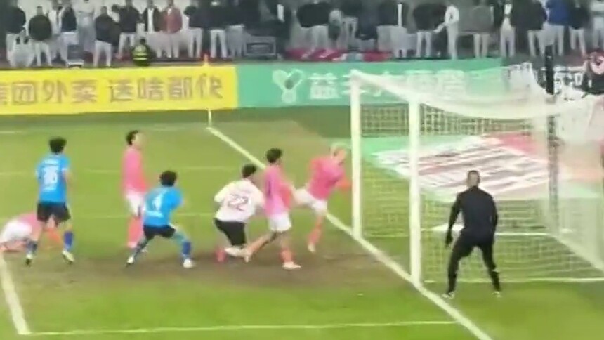 晓了显火！一“黑”到底 永州队最终捧得湘超总冠军奖杯 凭借谷文杰的头球破门 最终笑到最后“你们是值得的”