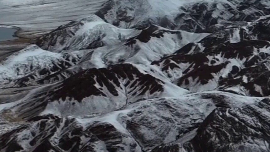 青海玛多：冬格措纳湖冬景迷人