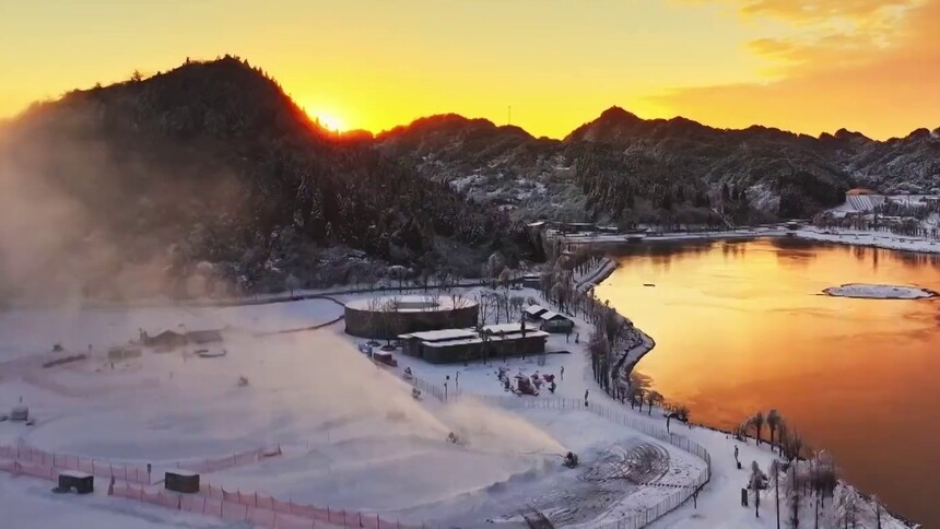 重庆丰都南天湖：日照金山 雪映朝晖
