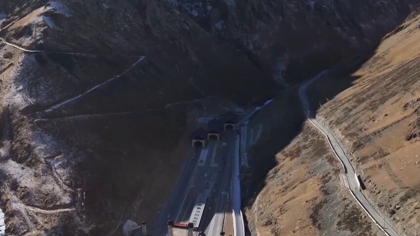 打穿天山 世界最长高速公路隧道成功通车