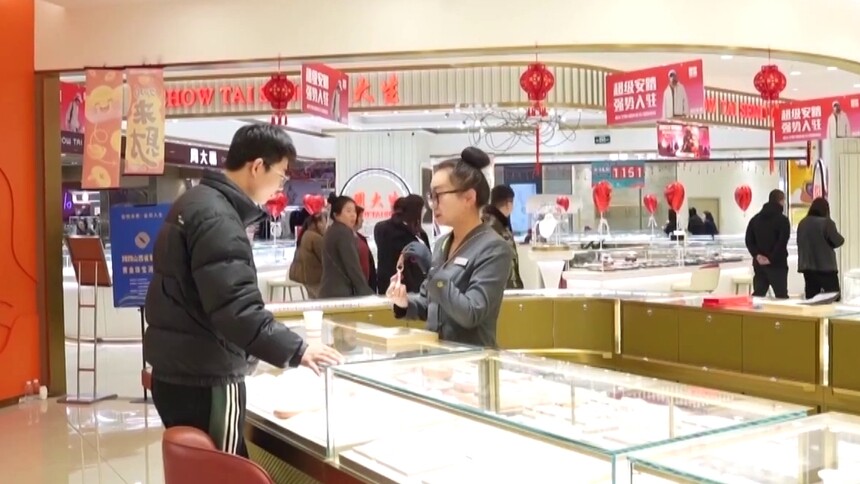 春节消费市场逐渐火热 年货商品市场 马元素产品热销