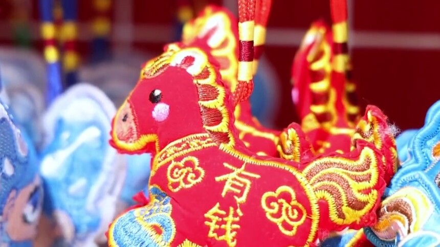 千城百县看中国·福马迎春｜山东沂南：非遗老粗布解锁马年新花样
