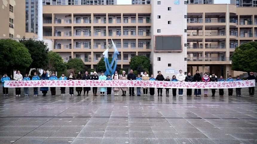 新邵：20.26米“百马贺春” 剪纸长卷贺马年