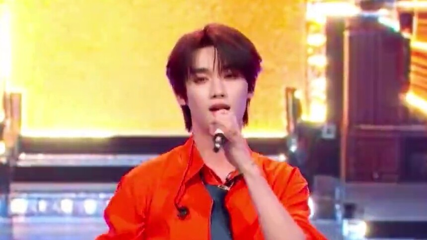 丁程鑫复刻郭富城春晚舞台