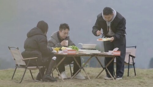 围观明月夫妻与董凡铭闲话清谈