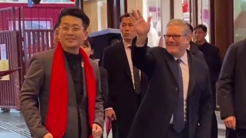 秀我中国｜英国首相斯塔默雨中参观上海豫园