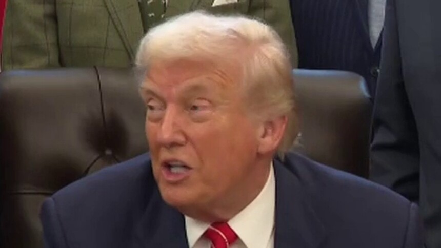 被问爱泼斯坦案 特朗普攻击记者：从不见你笑 因为你没说实话