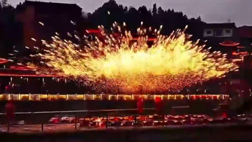 秀我中国｜水上铁花把祈福团圆的氛围感拉满