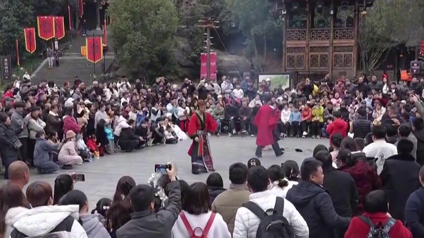 万马奔腾闹新春 芙蓉镇篝火不熄年味酣 湘西土家欢腾客盈门