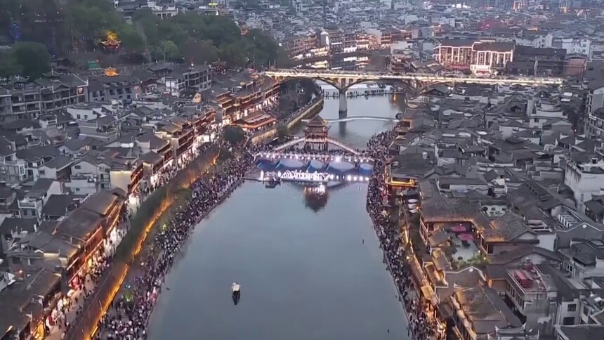 湖南各地群众欢度丙午马年春节 文旅市场持续升温