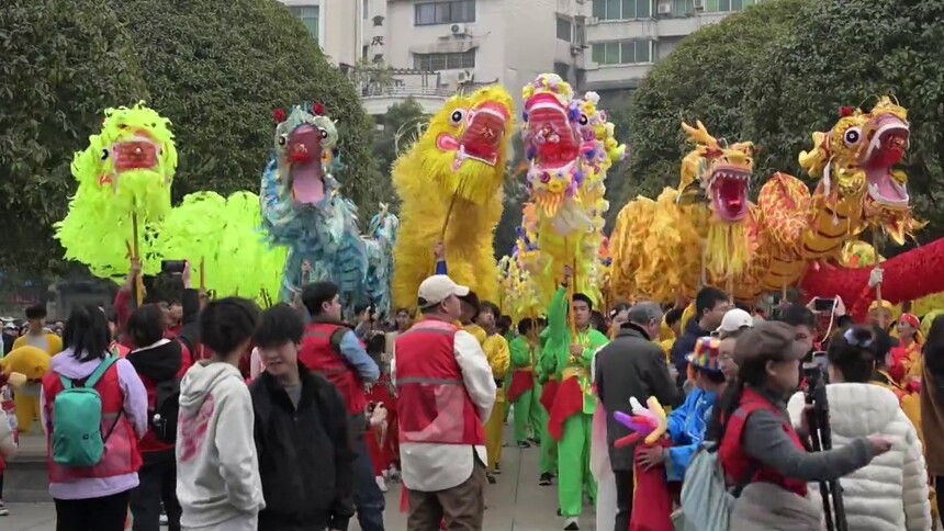 重庆铜梁龙舞春节大巡游活动舞动新春
