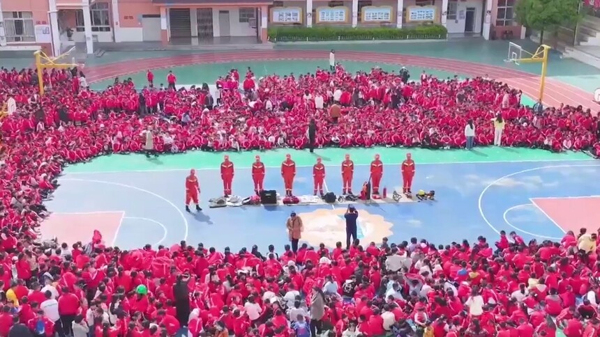 云南曲靖：开学第一课 消防安全进校园