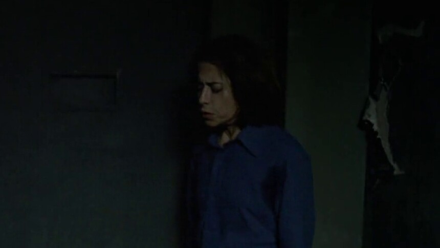 尤妮斯和女孩在监狱遭遇折磨