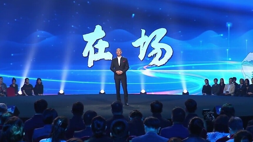 情景讲述·乡村振兴篇，由演员吴京安登台讲述，以赵大志驻村帮扶的真实故事为引，讲述着中国基层干部扎根乡土、造福百姓的动人故事，也诠释着文艺工作者始终“在场”的时代使命。