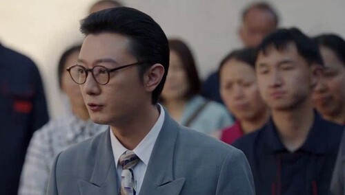 王元义狐假虎威厂门口卖菜，刘成包圆