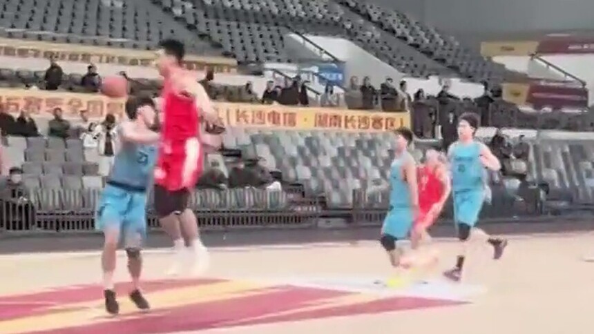 3月27日湘BA揭幕战 中国首位夏奥会开幕式旗手王立彬任解说 与搭档王伟翔共同见证鹤战星城