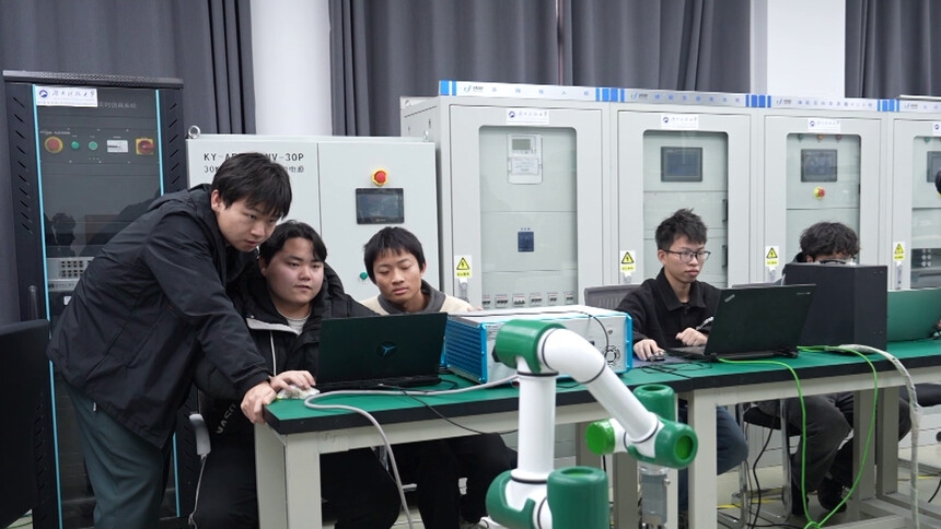 让卫星“动起来” 探访湖科大背后那群追星星的人