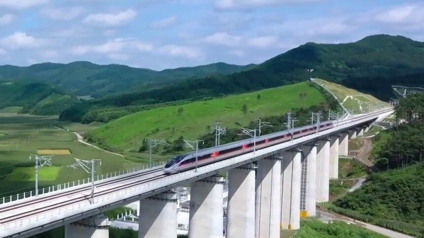 千城百县看中国｜山东青岛：高铁“梦工厂”助力“贴地飞行”