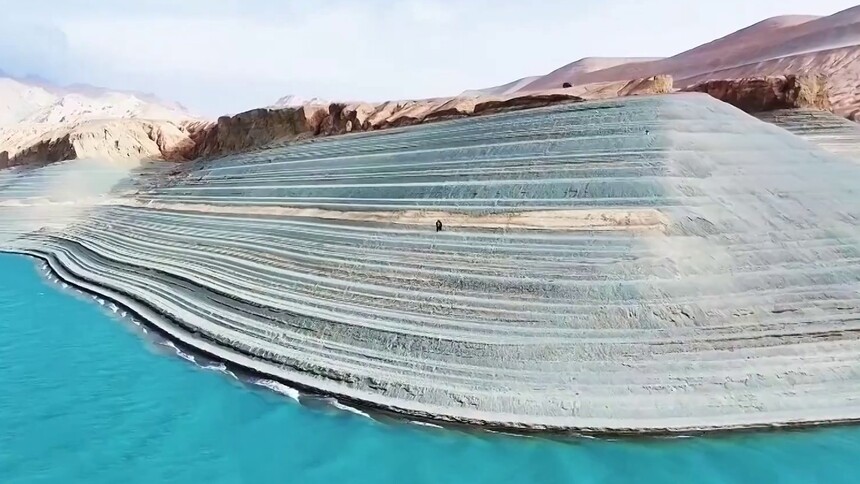 新疆 班迪尔蓝湖枯水期 现“土星环”景观