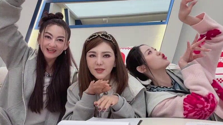 乘风vlog：万千惠乌兰图雅者来女训练室练歌