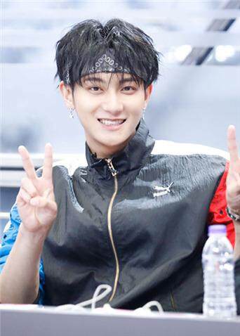 【少年企画NEWS】黄子韬杂志封面人物影像 