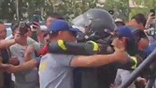吴京环塔SS4老兵赛段顺利完赛，与随队工作人员激情相拥