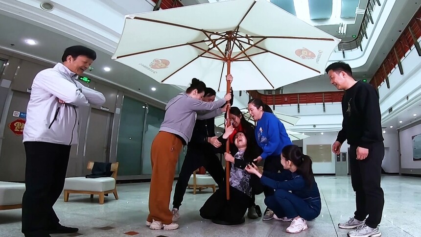 盘腿抱柱子为什么起不来？