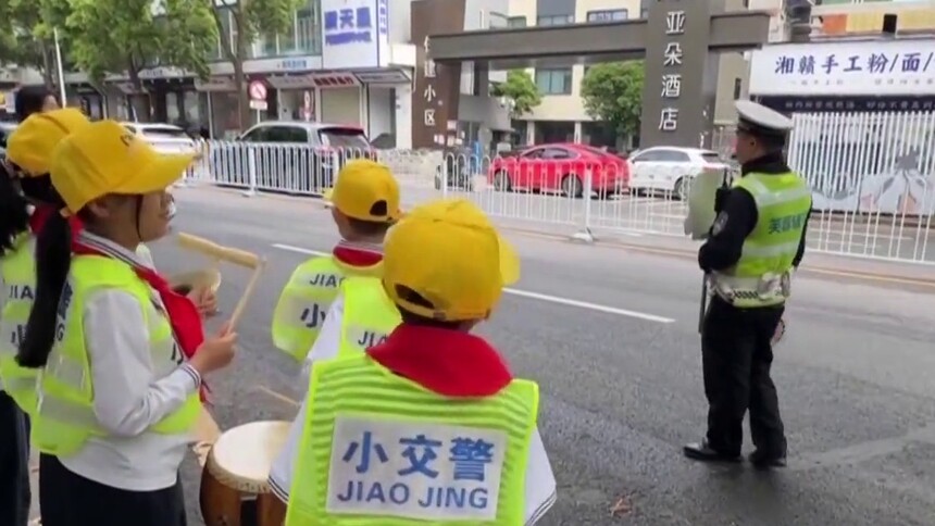 “头盔头上戴 安全人人爱” 萌娃喊话比交警执法更“上头”